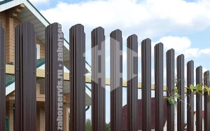 Забор из евроштакетника коричневый (шоколад) ral8017