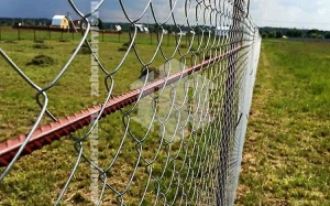 Забор из сетки рабица с одной протяжкой